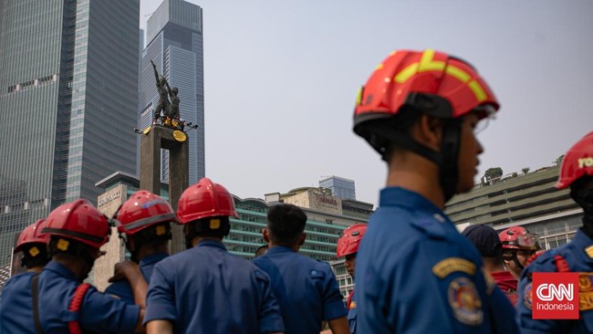 Sejumlah aktifis Greenpeace membentangkan spanduk yang bertema krisis iklim di Bundaran HI, Jakarta, Selasa (20/10/2026). Bertepatan dengan dua tahun pemerintahan Prabowo-Gibran, Greenpeace Indonesia menggelar aksi damai tanpa kekerasan di kawasan Bu
