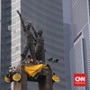 Sejumlah aktifis Greenpeace membentangkan spanduk yang bertema krisis iklim di Bundaran HI, Jakarta, Selasa (20/10/2026). Bertepatan dengan dua tahun pemerintahan Prabowo-Gibran, Greenpeace Indonesia menggelar aksi damai tanpa kekerasan di kawasan Bu