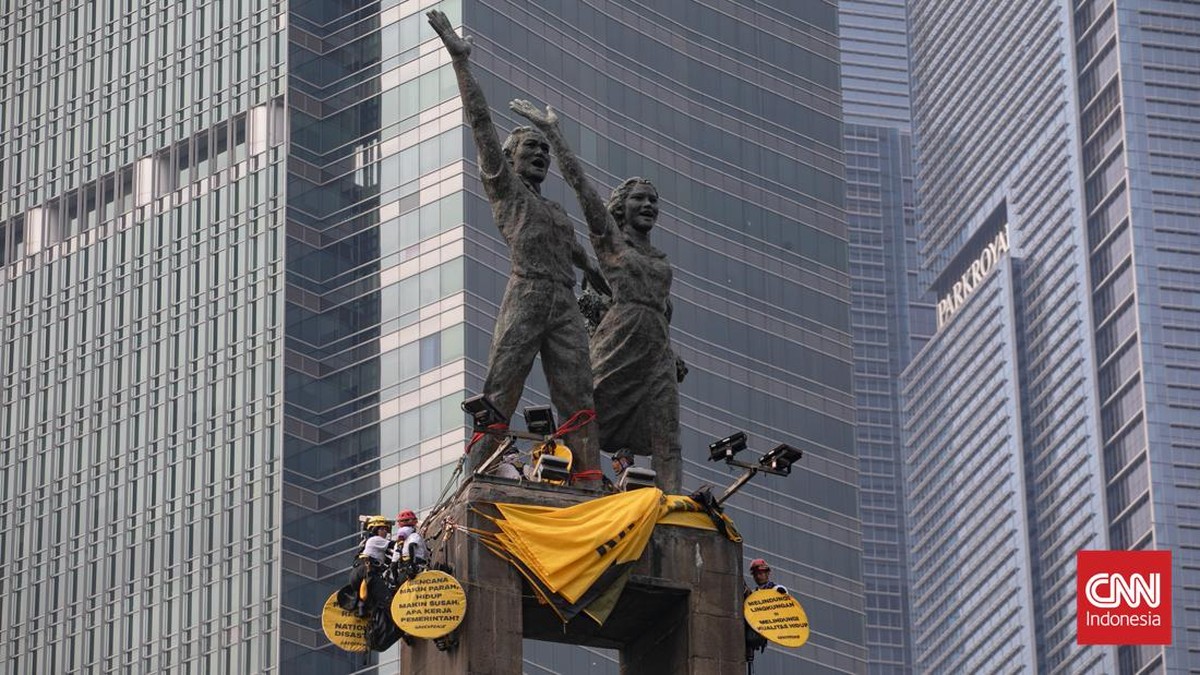 Sejumlah aktifis Greenpeace membentangkan spanduk yang bertema krisis iklim di Bundaran HI, Jakarta, Selasa (20/10/2026). Bertepatan dengan dua tahun pemerintahan Prabowo-Gibran, Greenpeace Indonesia menggelar aksi damai tanpa kekerasan di kawasan Bu