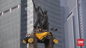 Sejumlah aktifis Greenpeace membentangkan spanduk yang bertema krisis iklim di Bundaran HI, Jakarta, Selasa (20/10/2026). Bertepatan dengan dua tahun pemerintahan Prabowo-Gibran, Greenpeace Indonesia menggelar aksi damai tanpa kekerasan di kawasan Bu