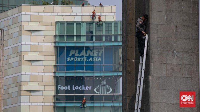 Sejumlah aktifis Greenpeace membentangkan spanduk yang bertema krisis iklim di Bundaran HI, Jakarta, Selasa (20/10/2026). Bertepatan dengan dua tahun pemerintahan Prabowo-Gibran, Greenpeace Indonesia menggelar aksi damai tanpa kekerasan di kawasan Bu