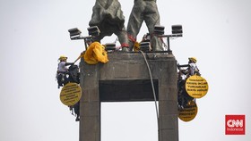 Polda Metro Pulangkan 6 Aktivis Greenpeace yang Pasang Spanduk di HI
