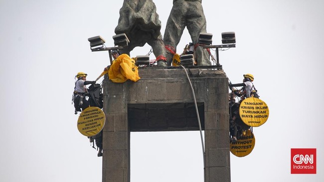 Sejumlah aktifis Greenpeace membentangkan spanduk yang bertema krisis iklim di Bundaran HI, Jakarta, Selasa (20/10/2026). Bertepatan dengan dua tahun pemerintahan Prabowo-Gibran, Greenpeace Indonesia menggelar aksi damai tanpa kekerasan di kawasan Bu