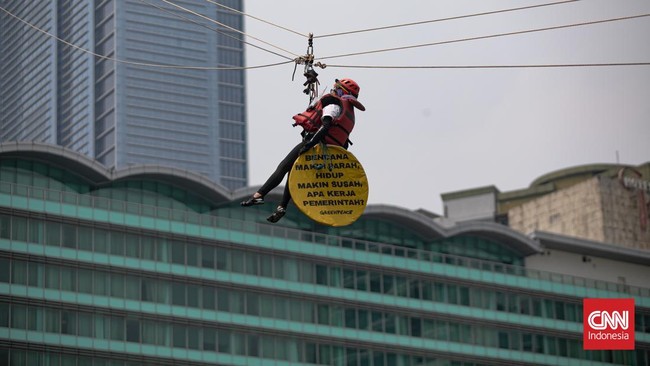 Sejumlah aktifis Greenpeace membentangkan spanduk yang bertema krisis iklim di Bundaran HI, Jakarta, Selasa (20/10/2026). Bertepatan dengan dua tahun pemerintahan Prabowo-Gibran, Greenpeace Indonesia menggelar aksi damai tanpa kekerasan di kawasan Bu