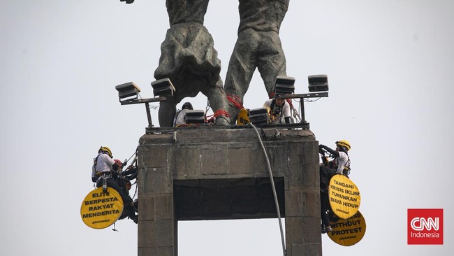 Kepolisian mengevakuasi enam aktivis Greenpeace yang memasang spanduk raksasa di tugu Monumen Selamat Datang, tengah Air Mancur Bundaran HI.