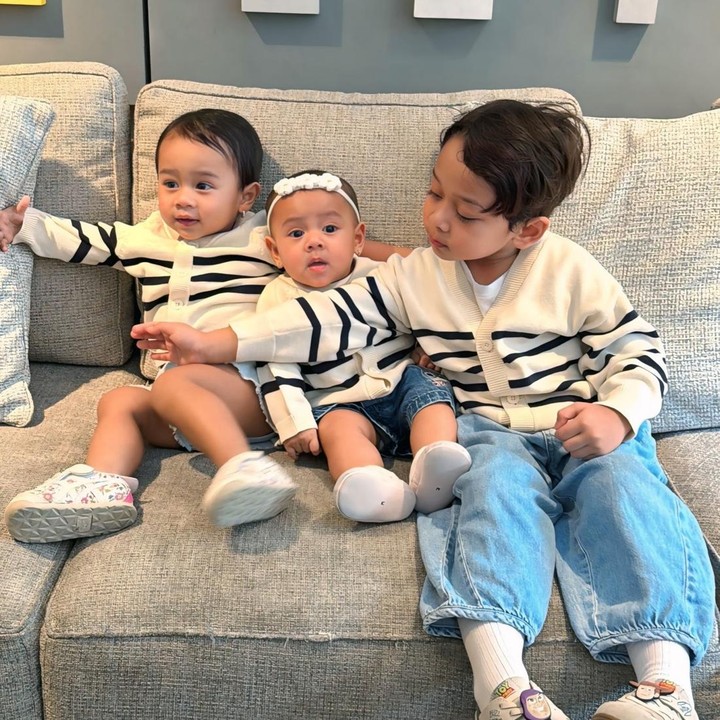 <p>Foto ketiga anak Lesti dan Rizky Billar ini diambil saat mereka sedang menghabiskan liburan bareng di Malaysia, Bunda. "Abang sama adik2 lagi di Malaysia," tulis unggahan di akun Instagram Abang L. (Foto: Instagram @rizkybillar)</p>