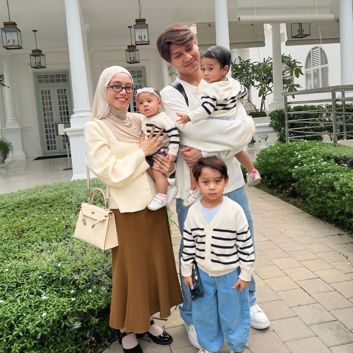<p>Pasangan artis Lesti Kejora dan Rizky Billar resmi menikah pada 19 Agustus 2021. Dari pernikahan ini, keduanya dikaruniai tiga anak menggemaskan, yakni Muhammad Levian Billar atau akrab disapa Abang L, Leshia Tifana Billar, dan L&rsquo;Joyee Tamara Billar. (Foto: Instagram @rizkybillar)</p>