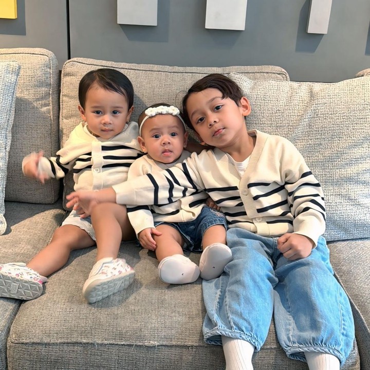 <p>Baru-baru ini, Lesti dan Rizky Billar membagikan potret kebersamaan ketiga anaknya ke publik. Di potret ini, Abang L, Leshia, dan L&rsquo;Joyee, terlihat kompak mengenakan baju cardigan dengan motif yang sama. Ketiganya duduk di sofa dan berpose manis di depan kamera. (Foto: Instagram @rizkybillar)</p>