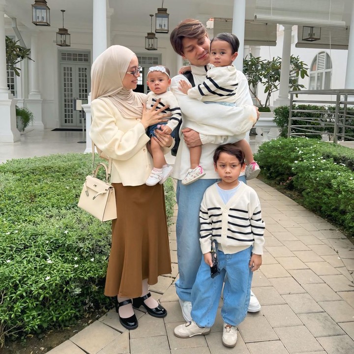 <p>Di tengah kesibukan, Lesti dan Rizky Billar memang sering menyisihkan waktu luang untuk <em>quality time</em> dengan ketiga anak mereka. Pasangan ini memang sering memilih liburan di luar kota dan luar negeri untuk menghabiskan waktu bersama Abang L, Leshia, dan si bungsu L&rsquo;Joyee. (Foto: Instagram @rizkybillar)</p>