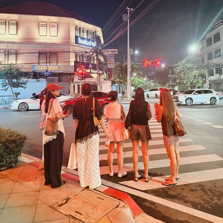 <p>Momen tersebut dibagikan langsung oleh Anissa melalui beberapa foto yang diunggah di akun Instagram pribadinya. &ldquo;BKK <em>with the girls,</em>&rdquo; tulis Anissa, dikutip dari laman Instagram <em>@anissaaziza,</em> Selasa (20/10/2026).&nbsp;(Foto: Instagram @anissaaziza)</p>
