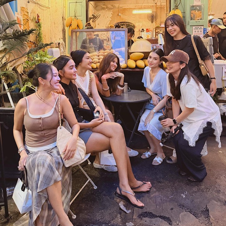 <p>Dalam unggahan tersebut, istri Raditya Dika ini tampak menunjukkan kegiatannya selama liburan di Negeri Gajah tersebut bersama teman-temannya. Mulai dari jalan santai hingga mencoba beragam kuliner populer, seperti <em>mango sticky rice</em>.&nbsp;(Foto: Instagram @anissaaziza)</p>
