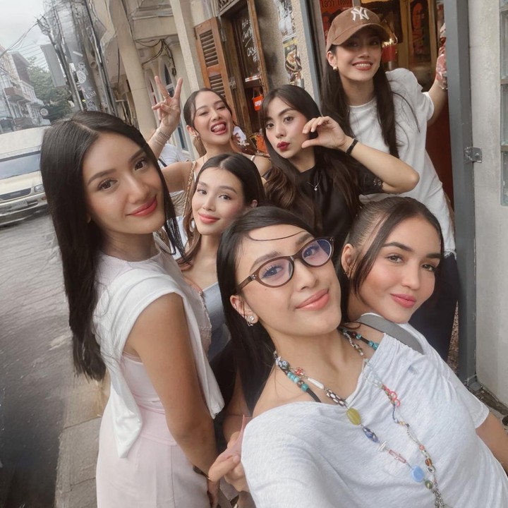 <p>Tak hanya itu, Anissa dan sahabat-sahabatnya ini juga tak ingin melewatkan kesempatan dengan mengabadikan foto bersama saat berada di sebuah cafe dan tempat-tempat yang lucu.&nbsp;(Foto: Instagram @anissaaziza)</p>