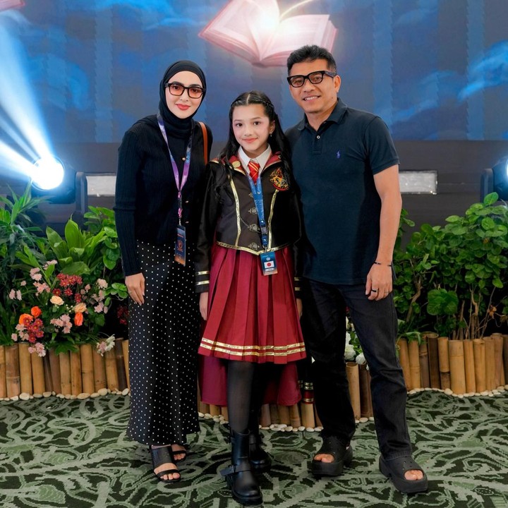<p>Terpilihnya Arsy menjadi delegasi di forum ini seperti doa yang terkabul bagi Ashanty. Ia berharap putrinya ini bisa meneruskan jejak sang kakek yang pernah aktif di bidang ini, Bunda. "<em>Happy</em> banget karena menemani Arsy mengejar cita-citanya karena kakeknya dulu juga kan di United Nation, jadi mudah-mudahan ada yang bisa melanjutkan perjuangannya," ungkap Ashanty. (Foto: Instagram @ashanty_ash)</p>