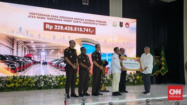 Badan Pemulihan Aset (BPA) Kejaksaan Agung (Kejagung) menyerahkan dana ganti rugi sebesar Rp229 miliar kepada korban kasus Indosurya atas nama terpidana Henry Surya.