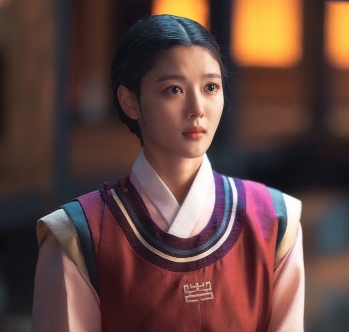 Dalam drama Lovers of the Red Sky (2021), Kim Yoo Jung bertransformasi sebagai pelukis berbakat bernama Hong Cheon Gi, yang juga menjadi pelukis perempuan pertama di Akademi Seni Lukis Kerajaan era Dinasti Joseon./ Foto: soompi.com