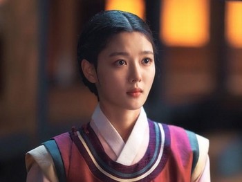 Dalam drama Lovers of the Red Sky (2021), Kim Yoo Jung bertransformasi sebagai pelukis berbakat bernama Hong Cheon Gi, yang juga menjadi pelukis perempuan pertama di Akademi Seni Lukis Kerajaan era Dinasti Joseon./ Foto: soompi.com