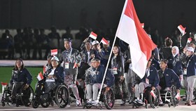 Atlet para-atletik Jaenal Aripin (ketiga kiri) membawa bendera Merah Putih saat defile kontingen Indonesia dalam upacara pembukaan Asian Para Games 2026 di Stadion Paloma Mizuho, Nagoya, Aichi, Jepang, Minggu (18/10/2026). Indonesia mengirimkan 103 a
