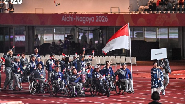 Kontingen Indonesia mengikuti defile dalam upacara pembukaan Asian Para Games 2026 di Stadion Paloma Mizuho, Nagoya, Aichi, Jepang, Minggu (18/10/2026). Indonesia mengirimkan 103 atlet yang akan berlaga pada 12 cabang olahraga dalam pesta olahraga ba