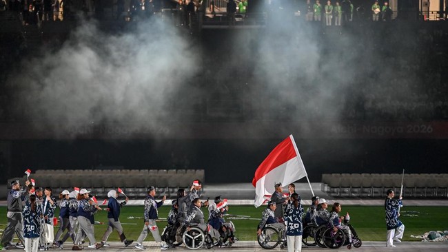 Kontingen Indonesia mengikuti defile dalam upacara pembukaan Asian Para Games 2026 di Stadion Paloma Mizuho, Nagoya, Aichi, Jepang, Minggu (18/10/2026). Indonesia mengirimkan 103 atlet yang akan berlaga pada 12 cabang olahraga dalam pesta olahraga ba
