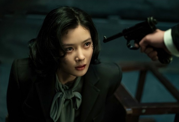 Di drama terbarunya 100 Days of Deception, Kim Yoo Jung memerankan Lee Ga Yeong, pencopet ulung yang bertransformasi menjadi mata-mata dengan menyamar menjadi calon penerjemah di pemerintah jenderal Jepang di Korea./ Foto: instagram.com/tvn_drama