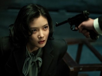 Di drama terbarunya 100 Days of Deception, Kim Yoo Jung memerankan Lee Ga Yeong, pencopet ulung yang bertransformasi menjadi mata-mata dengan menyamar menjadi calon penerjemah di pemerintah jenderal Jepang di Korea./ Foto: instagram.com/tvn_drama