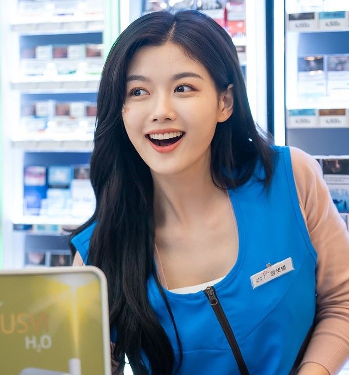 Diadaptasi dari webtoon, drama Backstreet Rookie (2020) menampilkan Kim Yoo Jung sebagai Jung Saet Byul yang bekerja sebagai paruh waktu di toserba milik Choi Dae Hyun (Ji Chang Wook)./ Foto: soompi.com