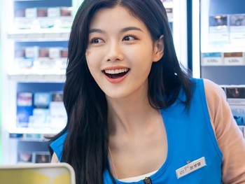 Diadaptasi dari webtoon, drama Backstreet Rookie (2020) menampilkan Kim Yoo Jung sebagai Jung Saet Byul yang bekerja sebagai paruh waktu di toserba milik Choi Dae Hyun (Ji Chang Wook)./ Foto: soompi.com