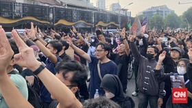 Wakil Ketua BEM UI, Fathimah Azzahra, dan publik figur Dennis Adhiswara suarakan lima tuntutan dalam aksi 20 Oktober di Tugu Tani, Jakarta.