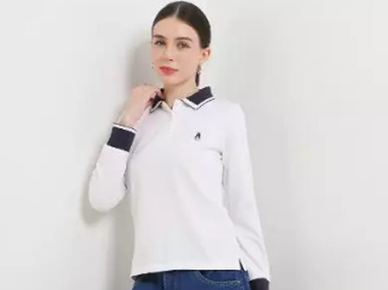 2 Gaya Kaos Polo Wanita yang Gampang Dipadukan, dari Kantor hingga Gaya Casual