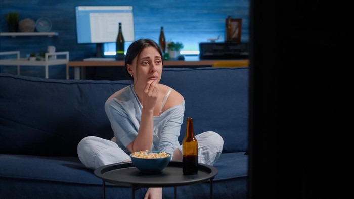 Kenapa Kita Suka Nonton Film atau Dengar Lagu Sedih? Ini 3 Alasannya Menurut Psikologi
