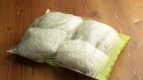 Nasi beku bisa bertahan di freezer hingga 3 bulan. Namun penting tahu cara penyimpanan dan pemanasan ulang yang tepat agar tetap aman.