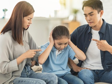 16 Tanda Anak yang Dibesarkan oleh Orang Tua Terlalu Kritis
