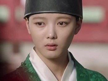 Jadi peran utama dewasa pertama Kim Yoo Jung, Love in the Moonlight (2016) menampilkan sang aktris sebagai Hong Ra On, yang terpaksa menyamar menjadi kasim untuk melayani Putra Mahkota Lee Young (Park Bo Gum)./ Foto: imdb.com