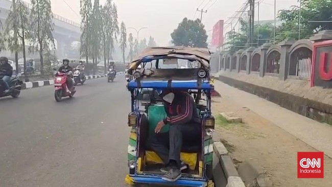 Ikon kebanggaan Kota Palembang, Jembatan Ampera, hilang ditelan kabut asap tebal pada Selasa (20/10/2026) pagi. Jarak pandang di pusat kota hanya 20 meter.Kabut putih pekat berbau sangit menyelimuti Sungai Musi. Langit putih, mata perih, dan napas se