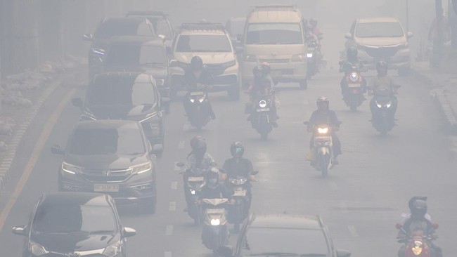 Kabut Asap Karhutla di Palembang Pekat Lagi, Kualitas Udara Berbahaya