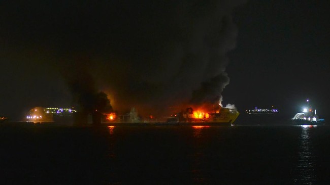 Kebakaran KMP Batumandi di Perairan Pelabuhan Merak