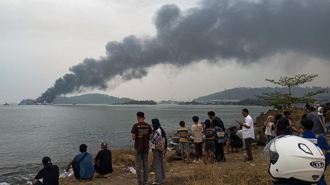 Kebakaran KMP Batumandi di Perairan Pelabuhan Merak
