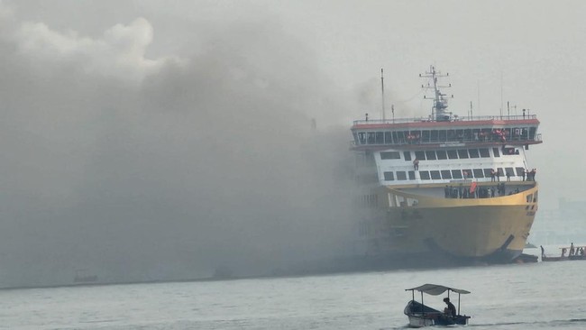 KMP Batu Mandi terbakar di perairan Selat Sunda, tepatnya di belakang Pulau Kecil Merak,