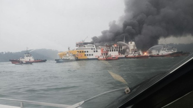 KMP Batumandi terbakar di Selat Sunda, dekat Pelabuhan Merak. Evakuasi penumpang sedang berlangsung, sementara penyelidikan dan pendataan korban dilakukan.