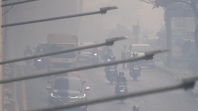 Sejumlah pengendara melintas di Jalan Kol H Burlian yang diselimuti kabut asap di Palembang, Sumatera Selatan, Selasa (20/10/2026).