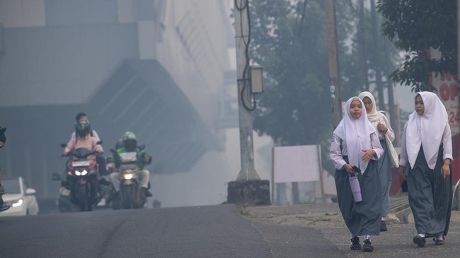 Kabut Asap Karhutla di Palembang Pekat Lagi, Kualitas Udara Berbahaya