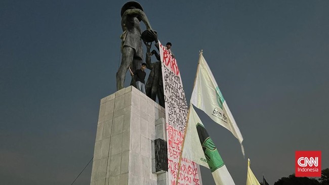 Massa mahasiswa yang melakukan aksi di sekitar Tugu Tani, Jakarta Pusat, memasang spanduk berisi tuntutan di Tugu Tani, Selasa (20/10) sore.