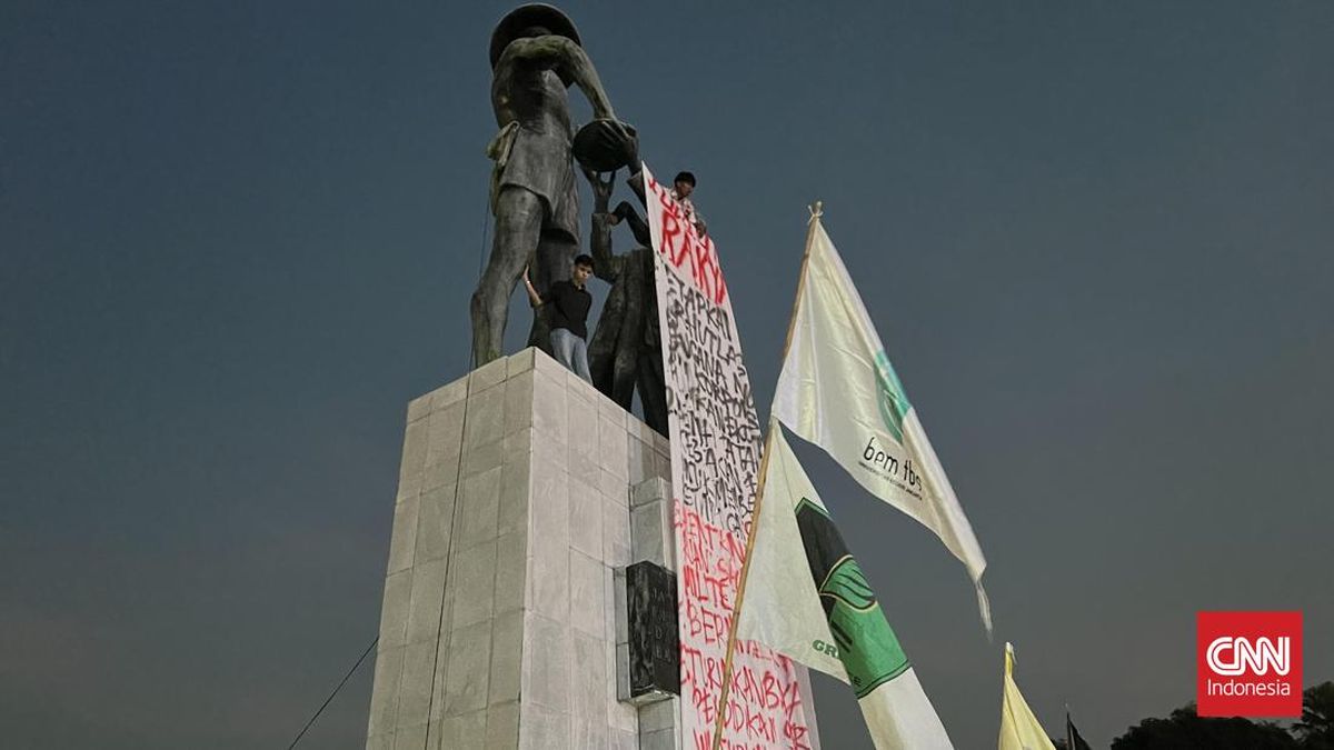 Die Studentenmassen verbreiten das Banner im Tani Tugu