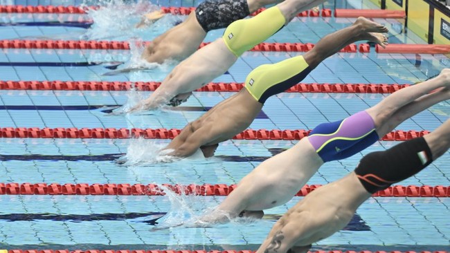 Perenang Indonesia Maulana Rifky Yavianda (ketiga kanan) melakukan lompatan pada final nomor 100 meter gaya bebas S12 Asian Para Games 2026 di Nagoya City General Gymnasium, Nagoya, Jepang, Senin (19/10/2026). Maulana Rifky Yavianda berhasil meraih m