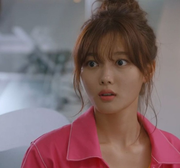 Melalui drama Clean With Passion For Now (2018), Kim Yoo Jung hadir sebagai petugas kebersihan bernama Gil Oh Sol, yang ceroboh dan tidak peduli terhadap kebersihan./ Foto: imdb.com