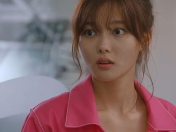 Melalui drama Clean With Passion For Now (2018), Kim Yoo Jung hadir sebagai petugas kebersihan bernama Gil Oh Sol, yang ceroboh dan tidak peduli terhadap kebersihan./ Foto: imdb.com