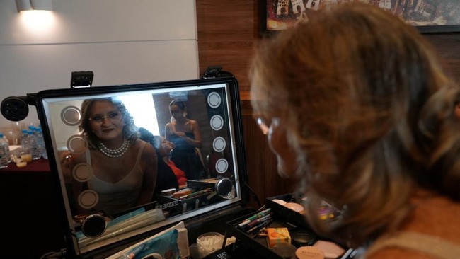 Breast cancer patients and survivors prepare backstage with hair and make-up ahead of the fifth edition of the Warrior Fashion Show, organized by Femmes Maghrebines magazine during its annual Pink October breast cancer awareness campaign, in Tunis, T