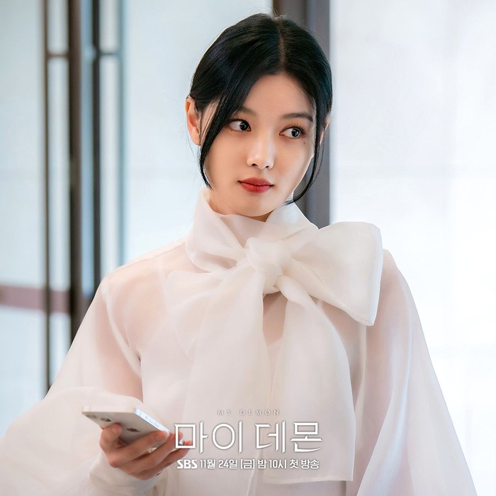 Pada 2023, Kim Yoo Jung didapuk sebagai Do Do Hee yakni CEO sekaligus pewaris Mirae Group dalam drama My Demon. Ia diceritakan terlibat hubungan romansa dengan sosok iblis bernama Jung Gu Won (Song Kang)./ Foto: SBS