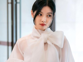Pada 2023, Kim Yoo Jung didapuk sebagai Do Do Hee yakni CEO sekaligus pewaris Mirae Group dalam drama My Demon. Ia diceritakan terlibat hubungan romansa dengan sosok iblis bernama Jung Gu Won (Song Kang)./ Foto: SBS