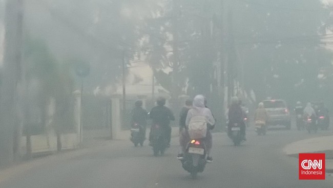 Kabut asap akibat kebakaran hutan dan lahan (karhutla) kembali menyelimuti Kota Palembang, Sumatera Selatan, Selasa (20/10/2026) pagi.